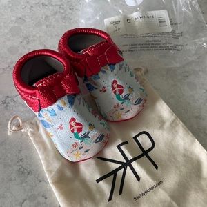 Disney Little Mermaid Freshly Picked leather Bow Moccasins size 6